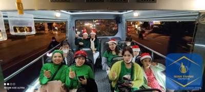 Du khách thích thú trải nghiệm xe buýt du lịch thoáng nóc về đêm