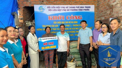 Đại diện hộ ông Sơn nhận kinh phí hỗ trợ sửa chữa của Hội Liên hiệp phụ nữ phường Vĩnh Phước tại lễ khởi công.