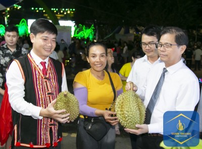 Ông Nguyễn Tấn Tuân - Phó Bí thư Tỉnh ủy, Chủ tịch UBND tỉnh và lãnh đạo huyện Khánh Sơn tham quan Lễ hội trái cây Khánh Sơn năm 2024.