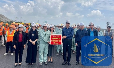 Thứ trưởng Bộ Xây dựng Phạm Minh Hà thăm, chúc Tết, tặng quà các cán bộ, kỹ sư, công nhân, người lao động thi công tại công trường dự án cao tốc.