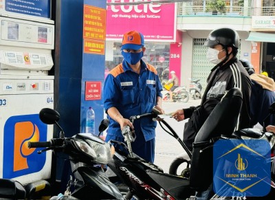 Người dân đổ xăng ở Nha Trang.