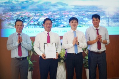 Trao quyết định công bố quy hoạch xây dựng vùng huyện Khánh Sơn