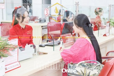 Khách hàng giao dịch tại một ngân hàng.