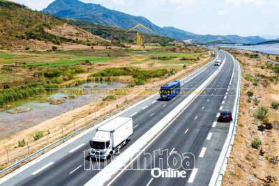 Công trình đường bộ cao tốc đoạn Nha Trang - Cam Lâm đã hoàn thành, đưa vào sử dụng góp phần kết nối trục kinh tế Bắc - Nam được thuận lợi.