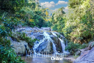 Thác Đá xối trong danh thắng Suối Tiên. Ảnh: Trung Toản