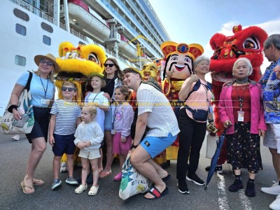 Khách du lịch tàu biển đến Khánh Hòa luôn được chào đón.