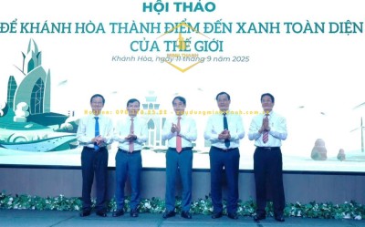Các đại biểu bấm nút chung tay xây dựng Khánh Hòa trở thành điểm đến xanh bền vững