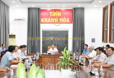 Đồng chí Trần Hòa Nam cùng lãnh đạo các sở, ban, ngành tham dự hội nghị tại điểm cầu Khánh Hòa
