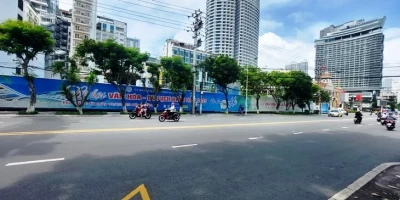 Khu "đất vàng" (3.642,2m², đang rào chắn) tại số 48 - 48A Trần Phú bên biển Nha Trang - Ảnh: PHAN SÔNG NGÂN
