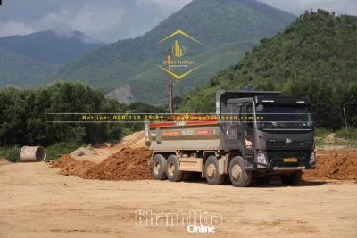 Công trường đường giao thông liên vùng Khánh Sơn - Khánh Vĩnh đoạn qua xã Khánh Vĩnh.