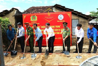 Lãnh đạo Tỉnh ủy Khánh Hòa và Lãnh đạo Công an tỉnh thực hiện nghi  thức khởi công xây nhà cho gia đình bà Nguyễn Thị Mỹ Châu, thôn Tây 4, xã Diên Điền