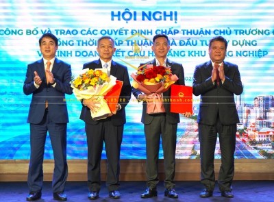 Lãnh đạo tỉnh Khánh Hòa trao các quyết định chấp thuận chủ trương đầu tư cho các nhà đầu tư - Ảnh: NGUYỄN HOÀNG