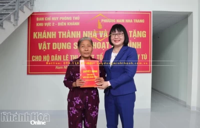 Lãnh đạo Đảng ủy phường trao quyết định tặng nhà cho hộ bà Lê Thị Tuyết.