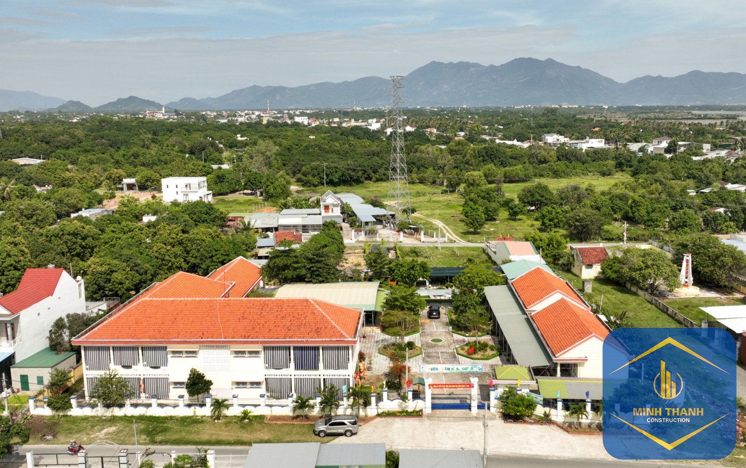 Trường mầm non khang trang, đạt chuẩn quốc gia.