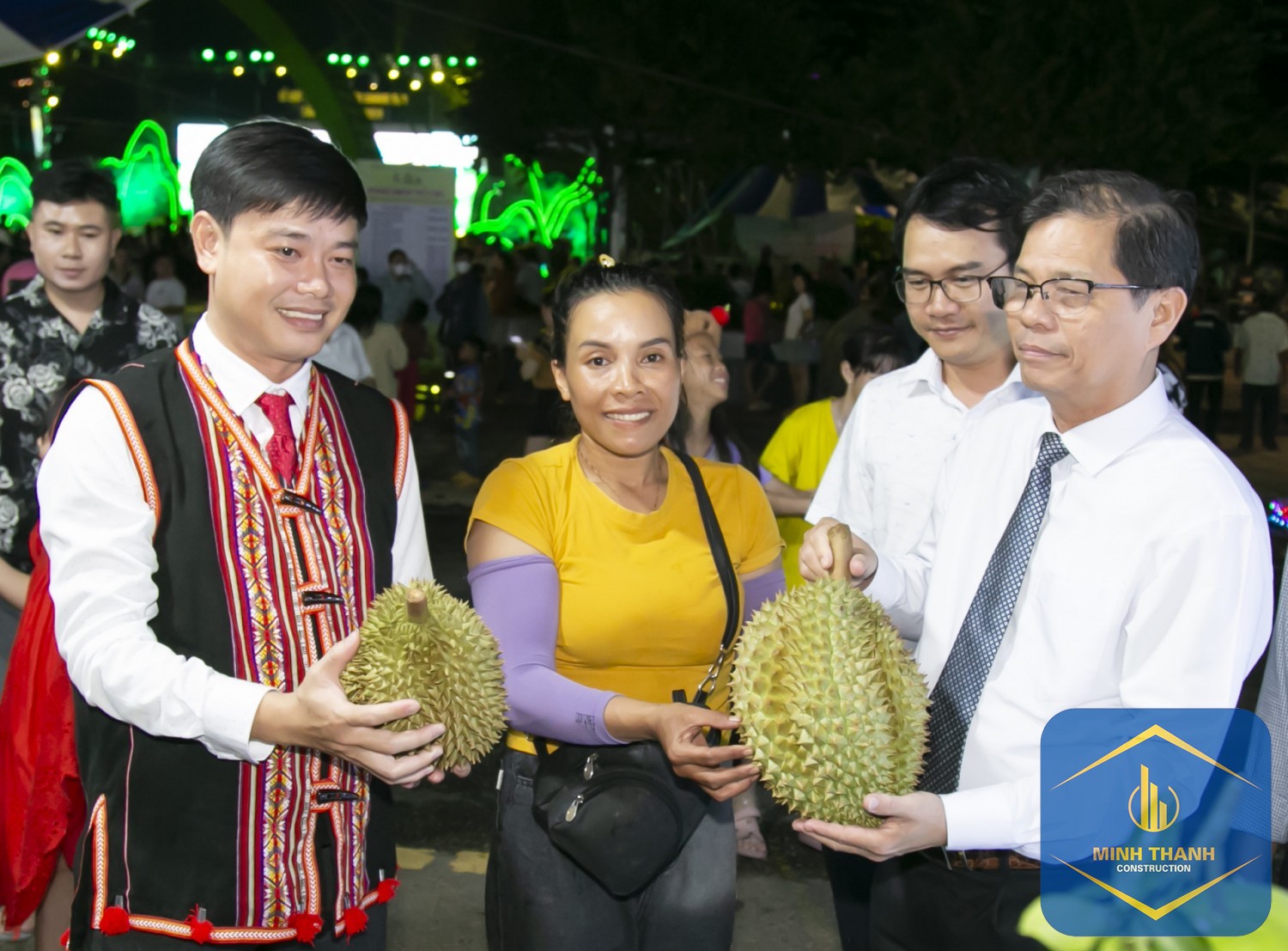 Ông Nguyễn Tấn Tuân - Phó Bí thư Tỉnh ủy, Chủ tịch UBND tỉnh và lãnh đạo huyện Khánh Sơn tham quan Lễ hội trái cây Khánh Sơn năm 2024.