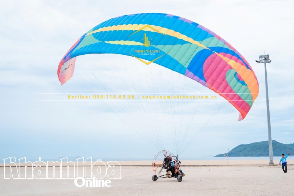 Dù lượn có động cơ là môn thể thao mạo hiểm đã xuất hiện ở Nha Trang từ vài năm nay, được nhiều du khách ưa thích trải nghiệm.