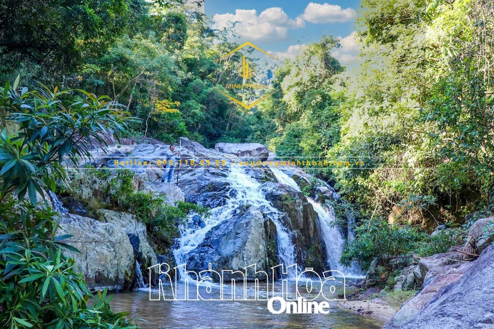 Thác Đá xối trong danh thắng Suối Tiên. Ảnh: Trung Toản