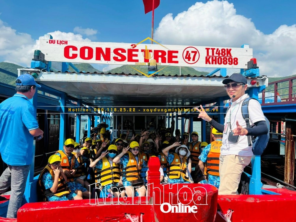 Khách du lịch tham quan vịnh Nha Trang.