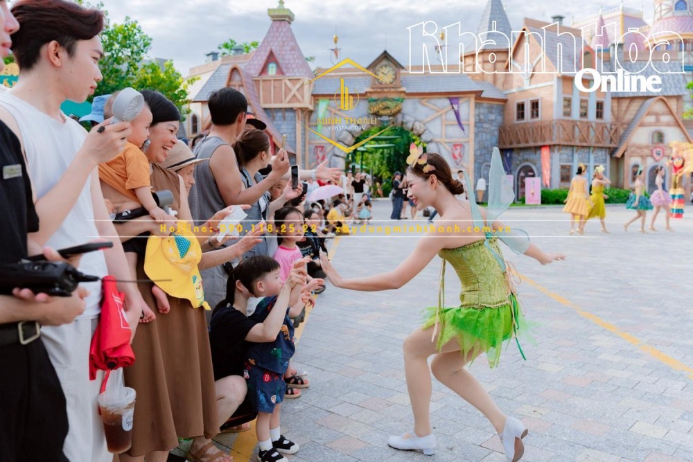 Vũ công chào đón khách du lịch đến vui chơi, giải trí ở VinWonders Nha Trang.