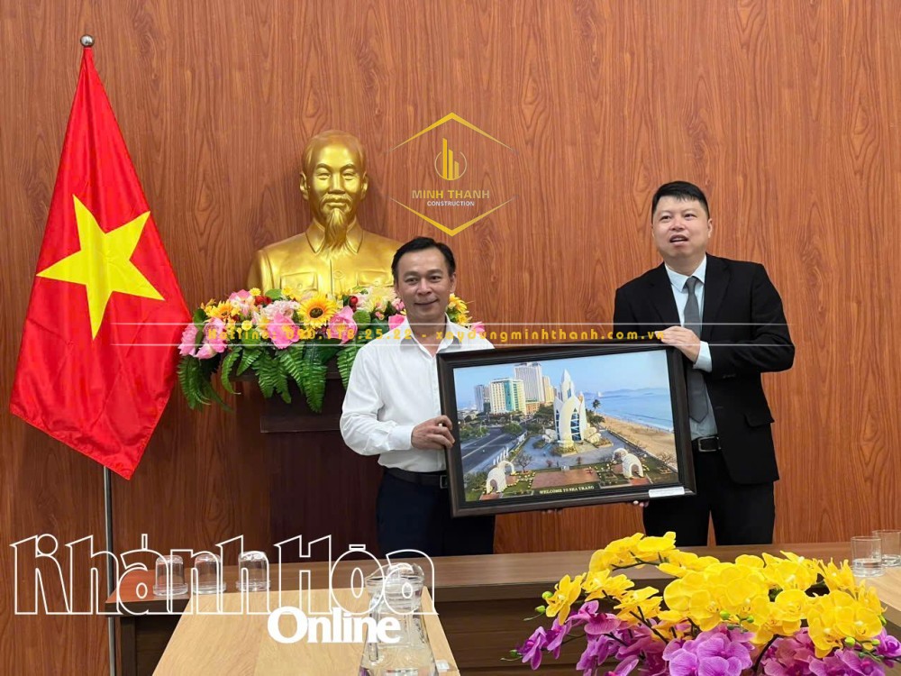 Ông Trương Văn Tiến - Giám đốc  Trung tâm Xúc tiến Đầu tư, Thương mại và Du lịch tặng quà cho đại diện Hãng hàng không Hainan Airlines.