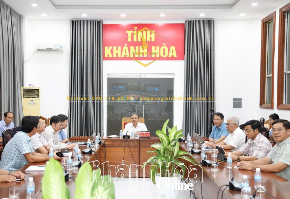Đồng chí Trần Hòa Nam cùng lãnh đạo các sở, ban, ngành tham dự hội nghị tại điểm cầu Khánh Hòa