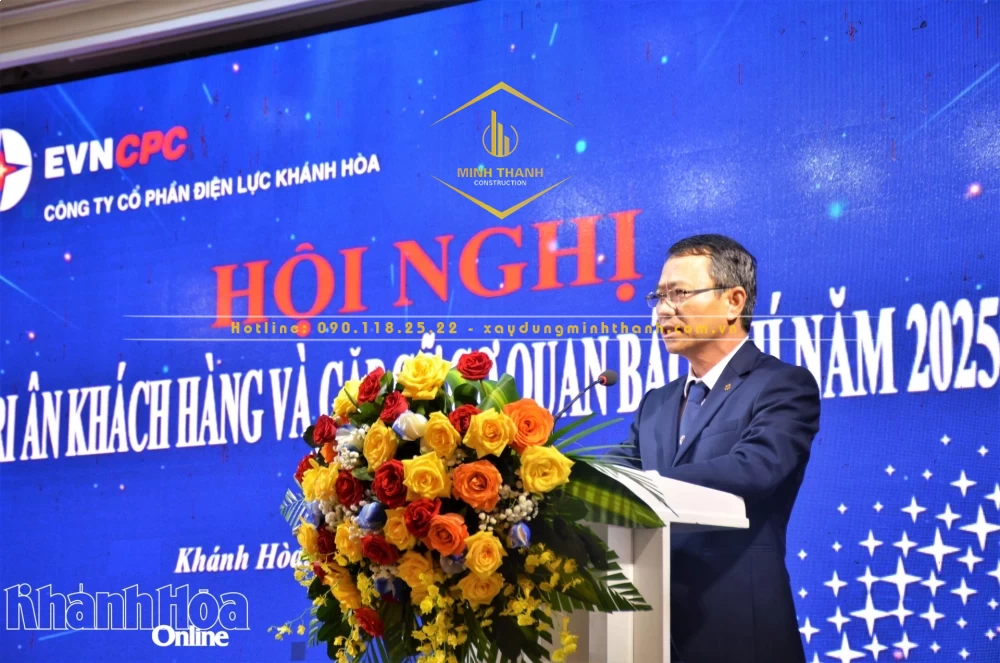 Phó Tổng Giám đốc Công ty Cổ phần Điện lực Khánh Hòa Nguyễn Tấn Lực phát biểu tại hội nghị.