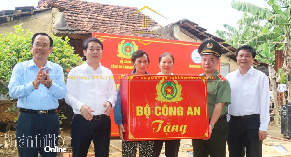 Thừa uỷ quyền của Bộ Công an, Thiếu tướng Nguyễn Hữu Phước trao phần quà của Bộ Công an cho gia đình bà Nguyễn Thị Mỹ Châu  Thiếu tướng Nguyễn Hữu Phước trao phần quà của Bộ Công an cho gia đình bà Nguyễn Thị Mỹ Châu.