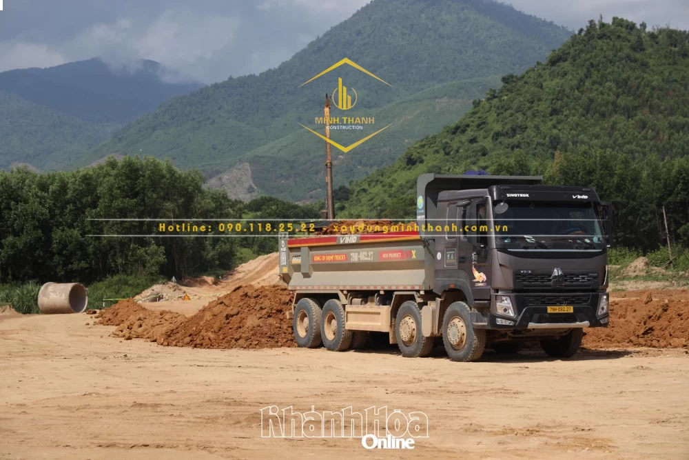 Công trường đường giao thông liên vùng Khánh Sơn - Khánh Vĩnh đoạn qua xã Khánh Vĩnh.