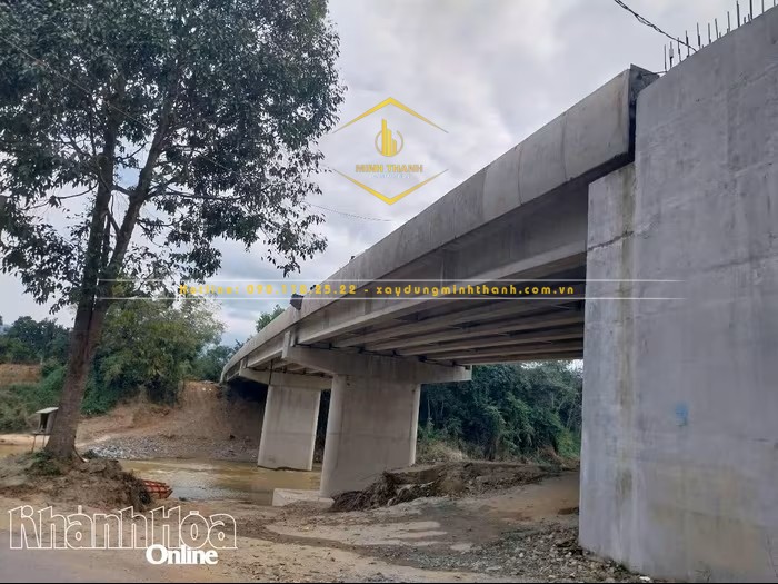 Cầu Sông Chò đã cơ bản hoàn thành, nhưng chưa có mặt bằng để làm đường dẫn 2 đầu cầu.