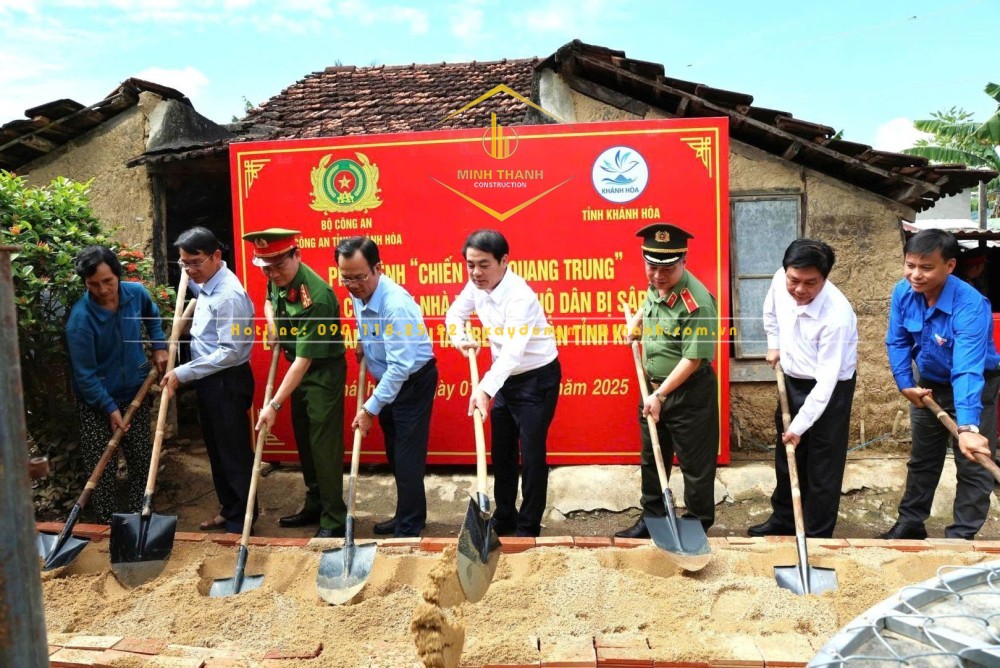 Lãnh đạo Tỉnh ủy Khánh Hòa và Lãnh đạo Công an tỉnh thực hiện nghi  thức khởi công xây nhà cho gia đình bà Nguyễn Thị Mỹ Châu, thôn Tây 4, xã Diên Điền