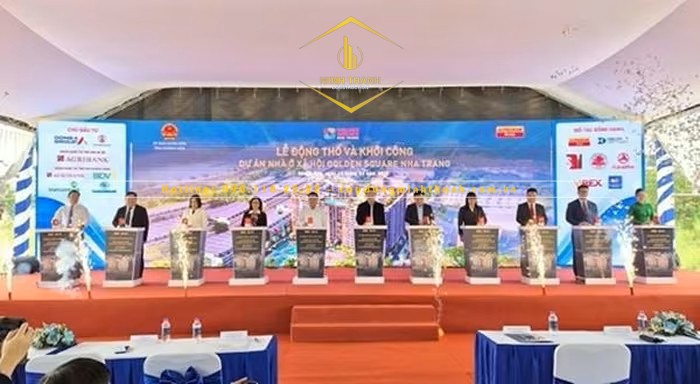 Các đại biểu thực hiện nghi thức khởi công Dự án Nhà ở xã hội CT-01.