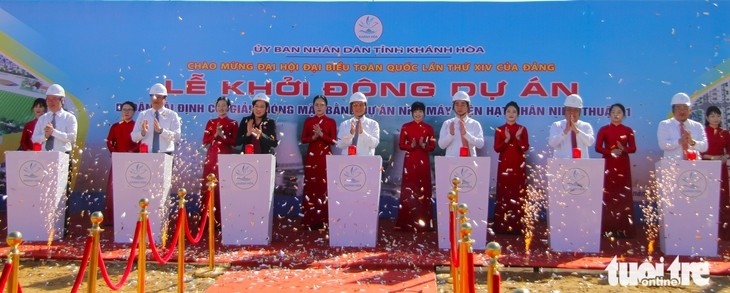 Phó thủ tướng Bùi Thanh Sơn (giữa) nhấn nút khởi động dự án di dân, tái định cư và giải phóng mặt bằng Nhà máy điện hạt nhân Ninh Thuận 1 - Ảnh: ĐỨC CƯỜNG