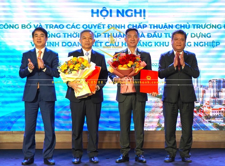 Lãnh đạo tỉnh Khánh Hòa trao các quyết định chấp thuận chủ trương đầu tư cho các nhà đầu tư - Ảnh: NGUYỄN HOÀNG