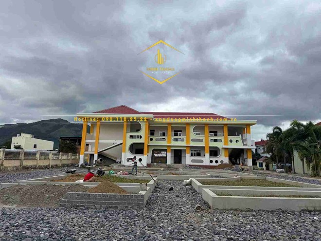 Nhà thầu liên tục thi công chậm trễ trường mầm non khiến hàng trăm trẻ em phải học trong phòng cũ nát. Ảnh: Hữu Long