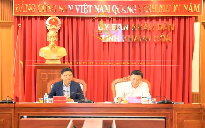 Thứ trưởng Nguyễn Xuân Sang và Phó chủ tịch UBND tỉnh Khánh Hòa Lê Huyền đồng chủ trì buổi làm việc.