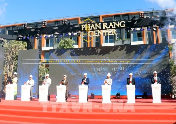 Các đại biểu thực hiện nghi thức khánh thành dự án. Ảnh: Công Thử - TTXVN