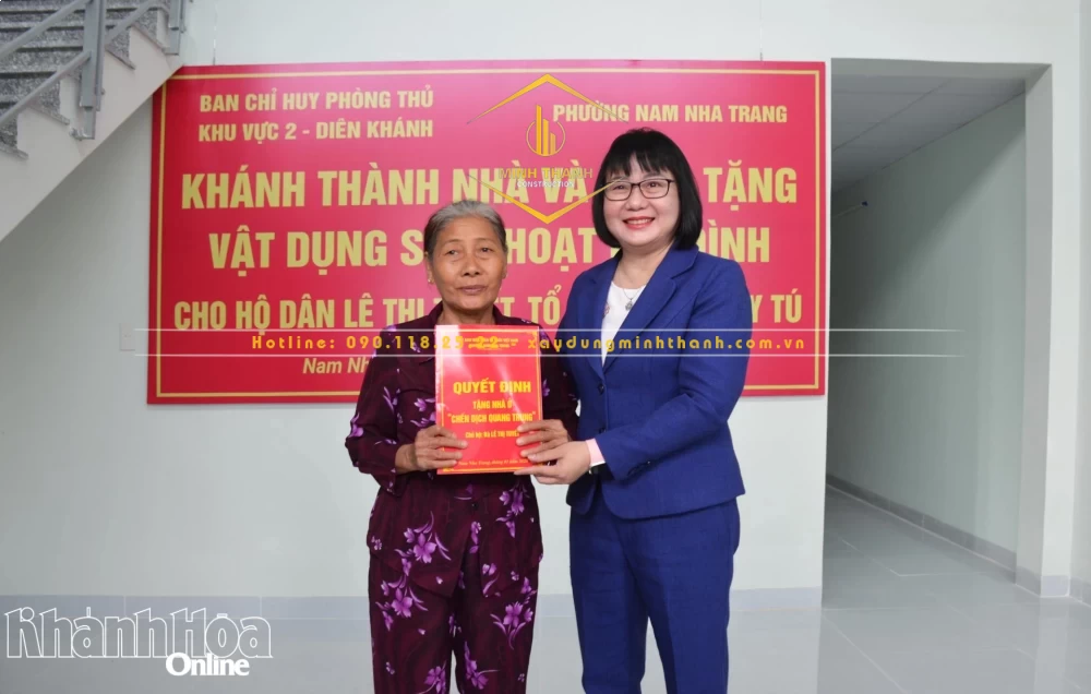 Lãnh đạo Đảng ủy phường trao quyết định tặng nhà cho hộ bà Lê Thị Tuyết.