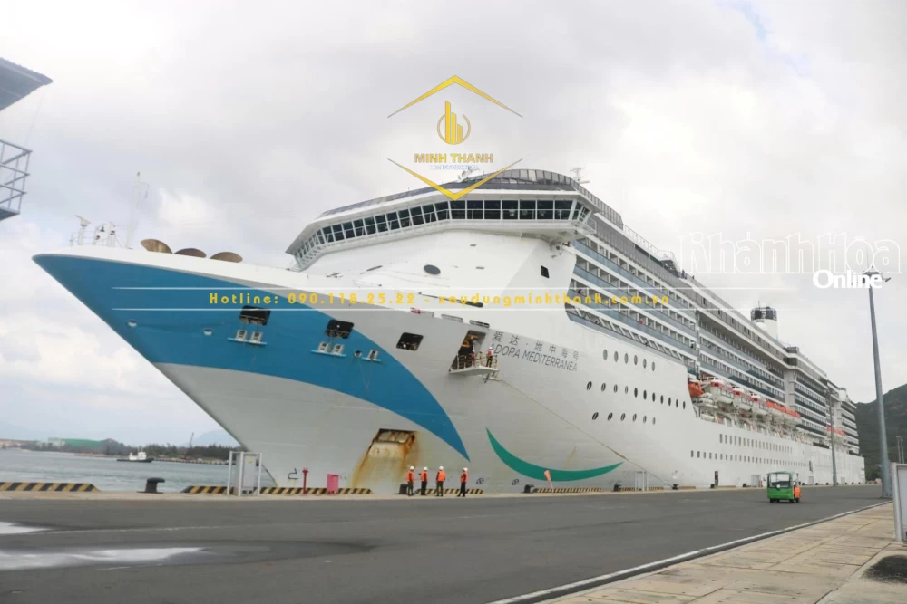 Tàu Andora Mediterranea cập Cảng quốc tế Cam Ranh sáng 13-3.